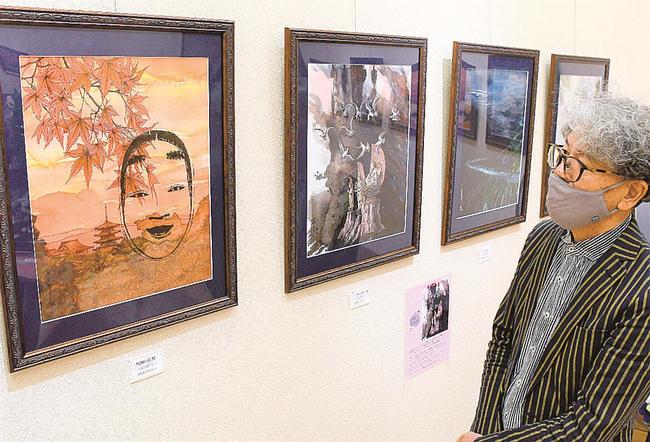 心象風景を表した作品に見入る来場者＝米子市両三柳、コミュニティプラザ百花堂