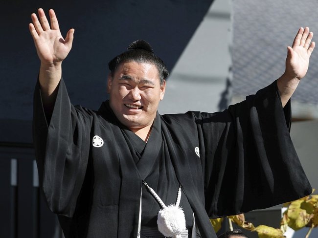 横綱に昇進し、立浪部屋前に集まったファンの声援に応える豊昇龍＝２９日午前、東京都台東区