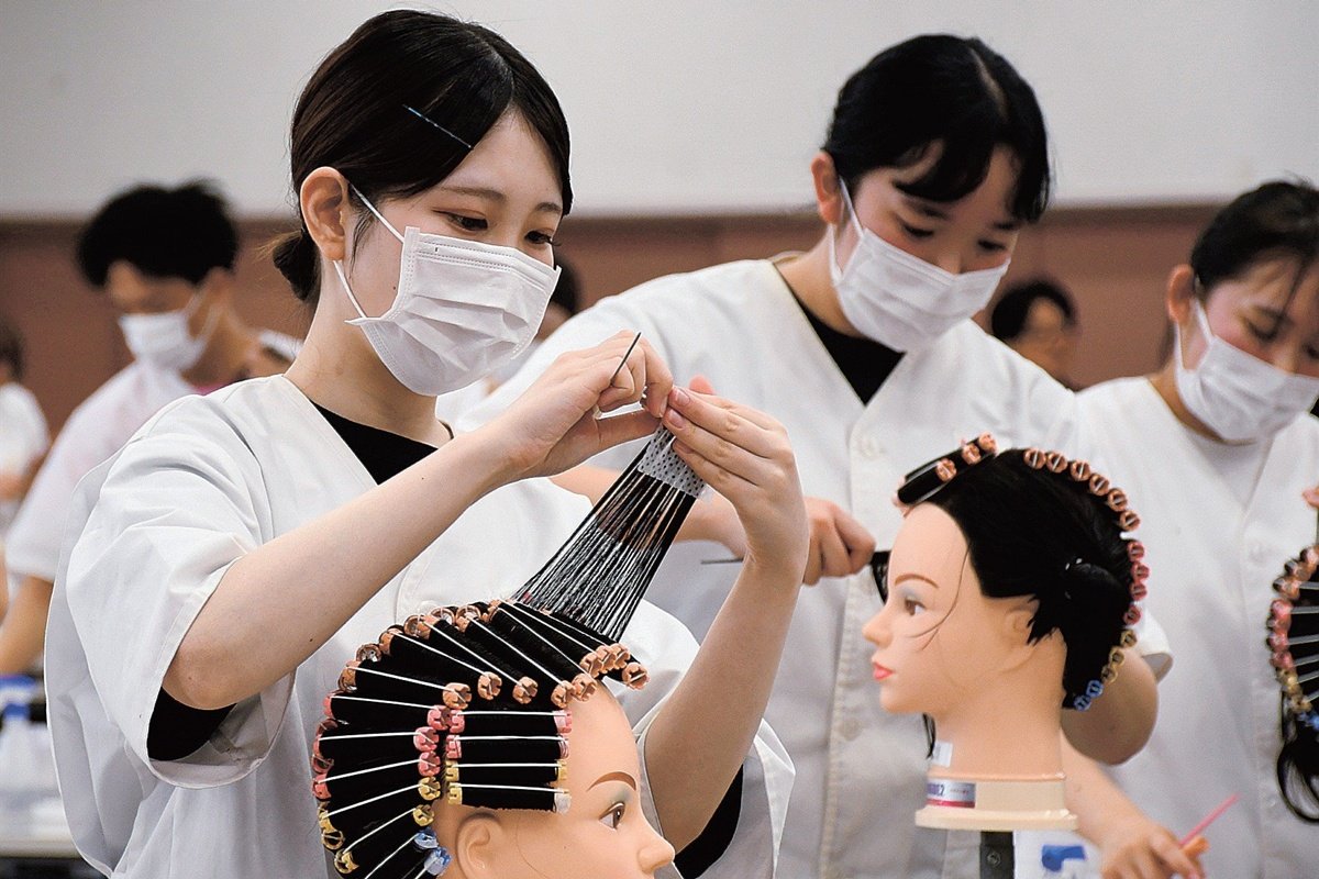 松江理容美容専門大学校 国家試験突破へ技術競う 激励会兼ねた