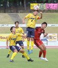 前半、ＦＣ神楽しまねのＭＦ垣根拓也（中央）がボールを奪う‖県立浜山公園陸上競技場