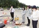 災害ごみの処理研修で鈴木雄一さん（左端）の説明を聞く参加者＝７日、宮城県東松島市