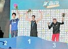 銀メダルを獲得し表彰台に立つ岡田卓也さん（左）＝６月、オーストリア・インスブルック