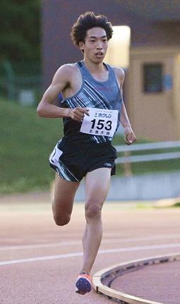 【男子５０００メートル】力走する三浦龍司＝北見市東陵公園陸上競技場
