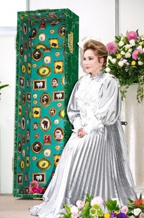 華やかな棺から登場したデヴィ夫人 （C）ORICON NewS inc.