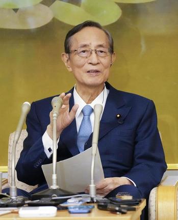 記者会見する細田博之衆院議長＝１３日午後、衆院議長公邸