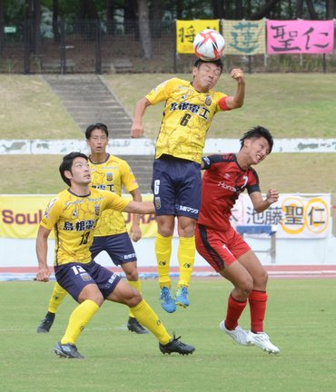 前半、ＦＣ神楽しまねのＭＦ垣根拓也（中央）がボールを奪う‖県立浜山公園陸上競技場