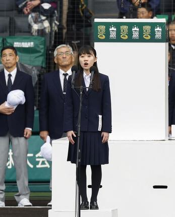 選抜高校野球大会の開会式で、君が代を独唱する松江北の門脇早紀さん＝３月18日、甲子園球場