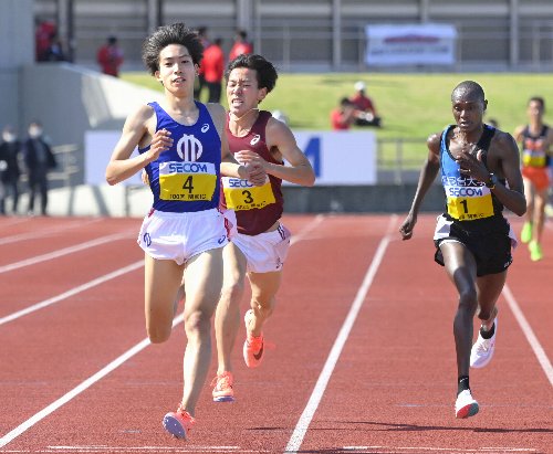 男子5000メートル　13分48秒90で日本勢最高の２位となった三浦龍司（左手前）＝相模原ギオンスタジアム