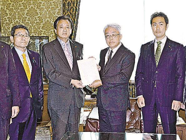 旧文通費改革に向けた歳費法改正案を岡田憲治・衆院事務総長（中央右）に共同提出する立憲民主党の渡辺周氏（同左）ら野党３党の議員＝２０２２年１１月１７日、国会