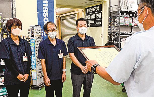 素早く同僚の救命に当たった（左から）勝部里美さん、金築耕介さん、酒井哲也さん＝出雲市塩冶町、ジュンテンドー出雲南店
