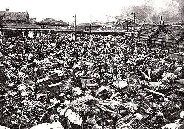 関東大震災で家の財産などを荷車や人力車に積んで避難し、上野駅前広場につめかけた人々＝１９２３年９月