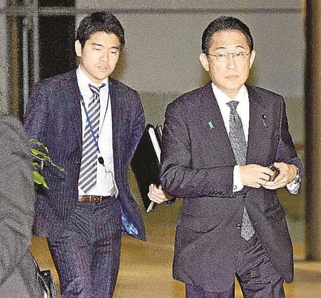 岸田首相（右）と長男翔太郎秘書官＝２２日、首相官邸