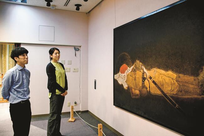 展示する「国之楯」を確認する池本亮平学芸員（左）ら＝鳥取県日南町霞、町美術館