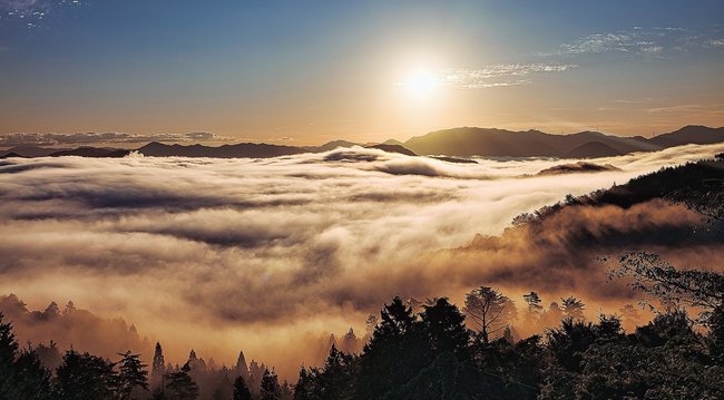 丸山城跡から望む雲海＝島根県川本町三原