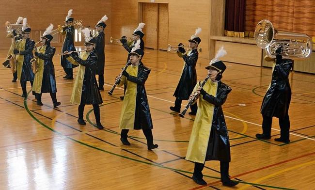 息の合ったマーチングを披露する大田西中学校の吹奏楽部員＝大田市仁摩町仁万