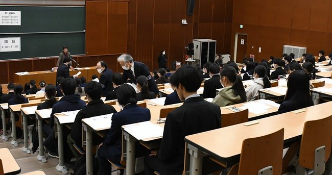 国語の試験開始を待つ受験生＝松江市西川津町、島根大