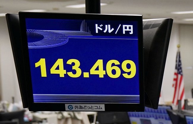一時１ドル＝１４３円台を付けた円相場を示すモニター＝４月２４日午前、東京都港区の外為どっとコム