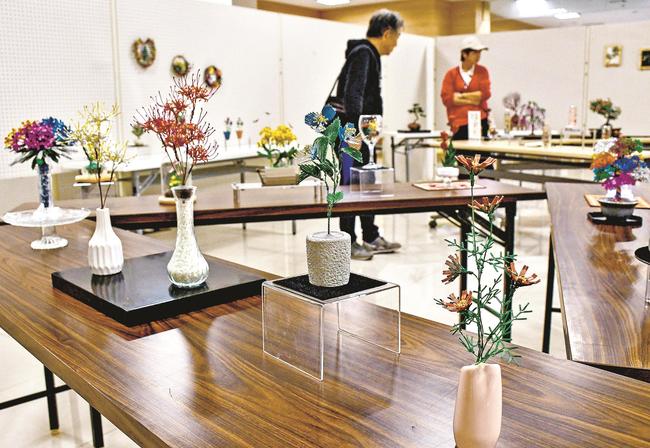 ワイヤで細かく作り込まれた作品を見る来場者＝益田市常盤町、キヌヤ益田ショッピングセンター