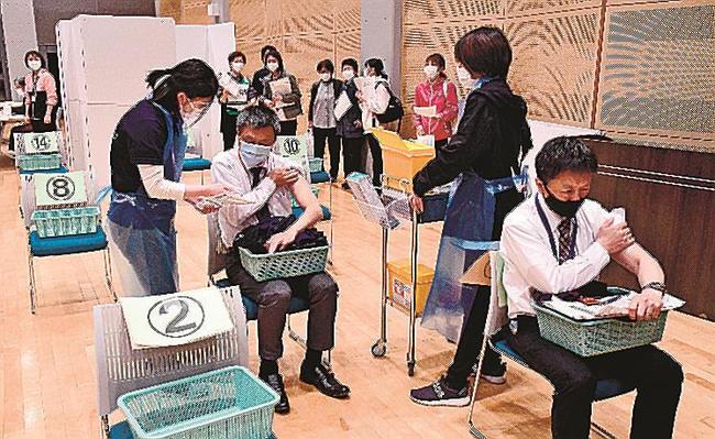 ワクチン接種の流れを確認する参加者