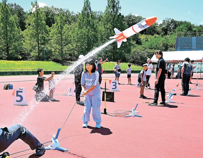 製作したペットボトルロケットを打ち上げる参加者＝松江市上乃木１０丁目、松江総合運動公園陸上競技場