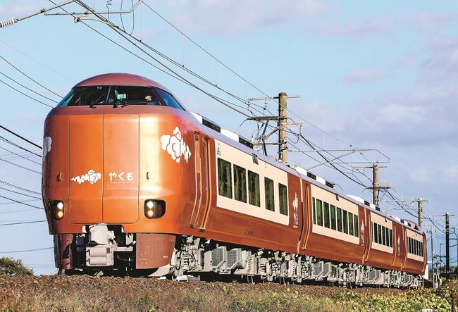 ＪＲ山陰線を走る特急やくも新型車両２７３系＝松江市東出雲町下意東