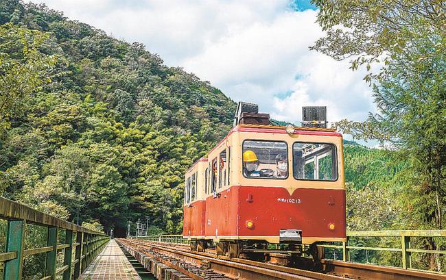 旧宇都井駅からトロッコを運行する江の川鉄道のメンバー＝広島県三次市