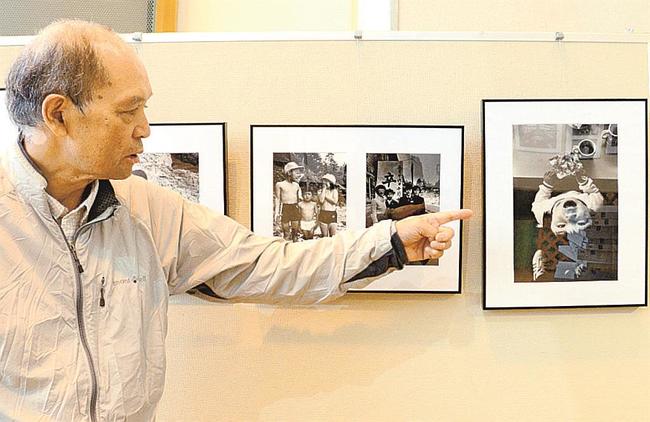 当時を振り返りながら作品を説明する細木さん=松江市東朝日町、中国電力ふれあいホール