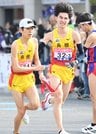 島根の３区志食隆希（手前右）からたすきを受けて走り出す４区幸野亮太＝第３中継所