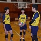 試合に向けて選抜メンバーと話し合う小村和希さん（中）＝安来市飯島町、市立安来第一中学校