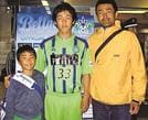 湘南ベルマーレ時代の遠藤航（中央）と記念写真に収まる高橋奨さん（右）＝２０１０年１１月