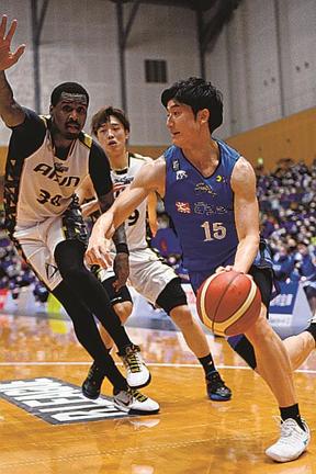 【第４８戦・島根ー三河】第２クオーター、島根の白濱僚祐（右）がドリブルで切り込む＝カミアリーナ