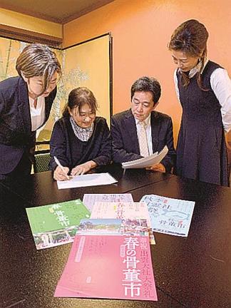 ５年ぶりの開催となる春の骨董市に向けて打ち合わせをする世話人会のメンバー＝出雲市大社町内
