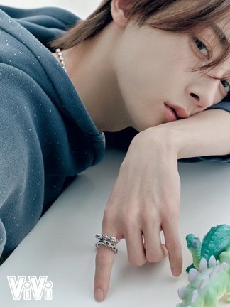 『ViVi』4月号「国宝級イケメンとジュエリーと」に登場するROIROM・浜川路己