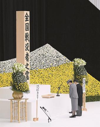 全国戦没者追悼式で黙とうされる天皇、皇后両陛下＝１５日正午、東京・日本武道館（代表撮影）