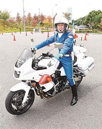 男性個人の部で総合３位に入賞し、喜びをかみしめる渡野翔輝巡査長＝松江市平成町、島根県警本部平成庁舎