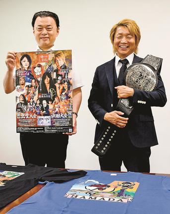 プロレス大会をアピールする日高郁人選手（右）＝松江市殿町、島根県庁