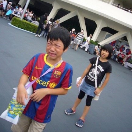 13年前、スペースマウンテン前での姉弟写真（@bluemoonmiki）