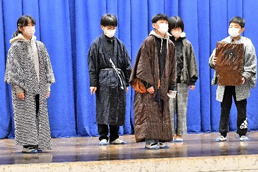 オリジナル劇を披露する郷田小学校６年生＝江津市江津町、郷田小学校