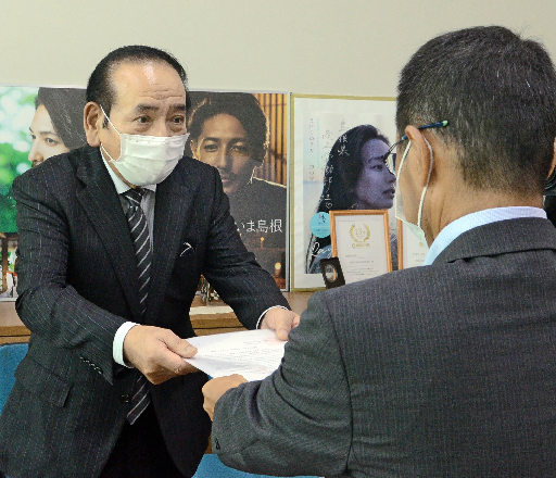 飲食店支援に向けた要望書を提出する後藤勇理事長（左）＝松江市殿町、島根県庁