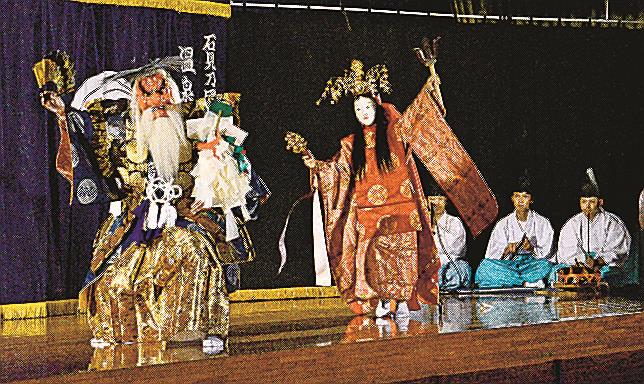 迫力のある舞を披露する石見神楽温泉津舞子連中のメンバー＝大田市温泉津町温泉津、温泉津総合体育館