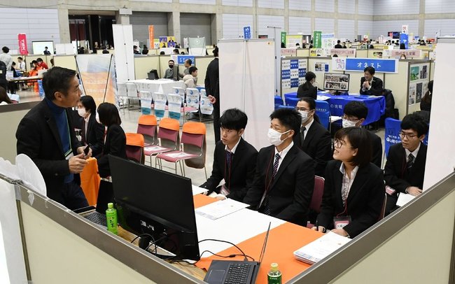 2024年のしまね企業ガイダンスで、企業の担当者の説明に耳を傾ける学生=松江市学園南1丁目、くにびきメッセ(資料)