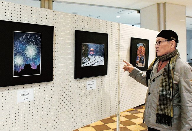 展示された作品を解説する本木儀和代表＝松江市東津田町、いきいきプラザ島根
