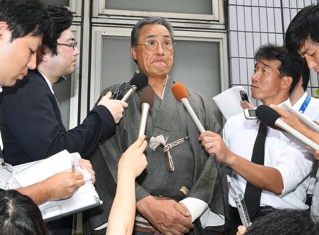 先代九重親方（元横綱千代の富士）の弔問を終え、記者団の質問に答える北の富士勝昭さん＝２０１６年８月、東京都墨田区