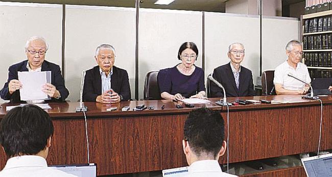 全取り調べの可視化を求める緊急声明を出し、記者会見する村木厚子さん(中央)。弁護士立ち会いの必要性も説いている=2023年8月30日、東京・霞が関の司法記者クラブ