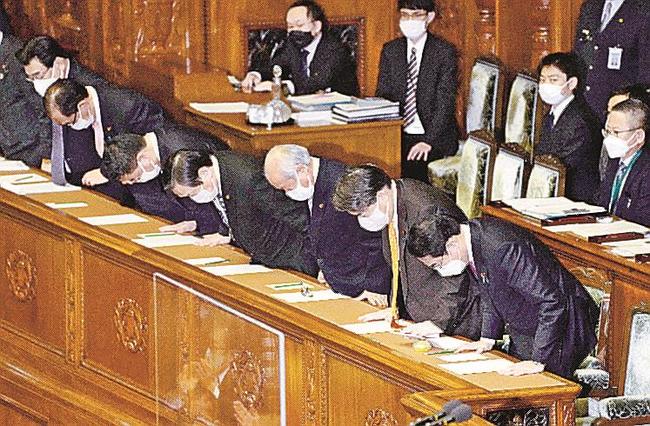 衆院本会議で２０２３年度予算案が可決し、一礼する岸田首相ら＝２月２８日午後