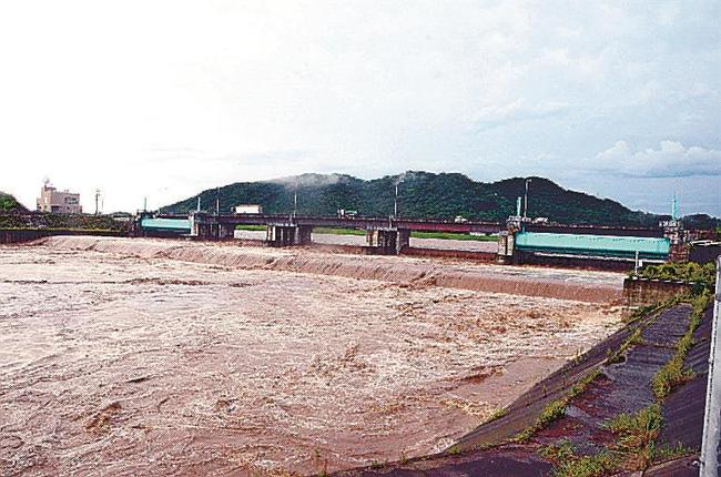 ゲートを倒し斐伊川の水を神戸川に向けて流す斐伊川放水路の分流堰＝出雲市大津町