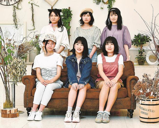 集合写真の撮影に臨むプレシャスのメンバー=益田市下本郷町の「オープンハート アライブ」