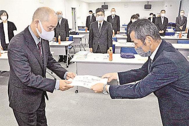 松江保護観察所で辞令を受け取る新任保護司(左)。島根県内の保護司は515人(定員510人)で、全国で唯一定員を満たしている=2022年12月、松江市内