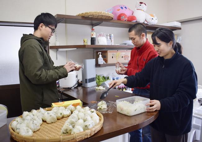 能登半島地震の被災地で、炊き出しで提供するおむすびを作る大学生ボランティア＝２０２４年２月、石川県輪島市