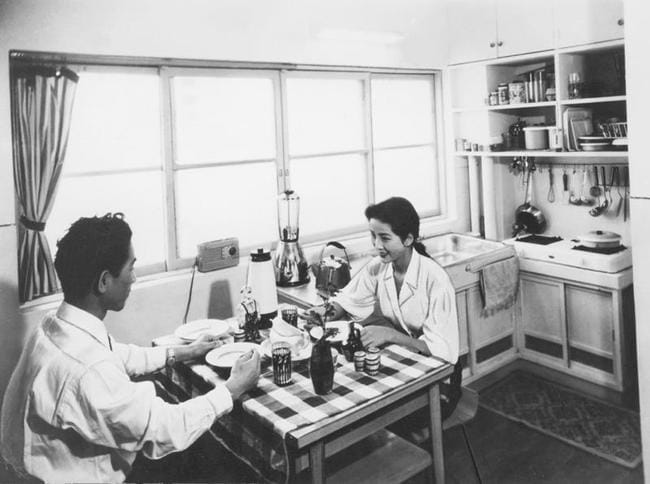 １９５０年代の公団住宅。標準の２DKで約４３平方メートル。広くはなかったが、「団地族」の先進的な生活は庶民の憧れだった